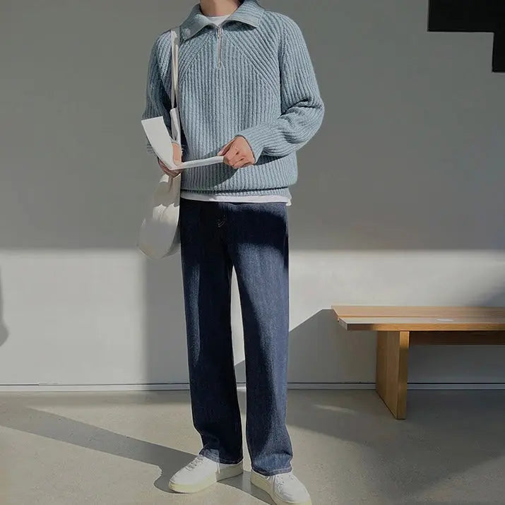 Azurblauer Pullover mit Viertel-Reissverschluss