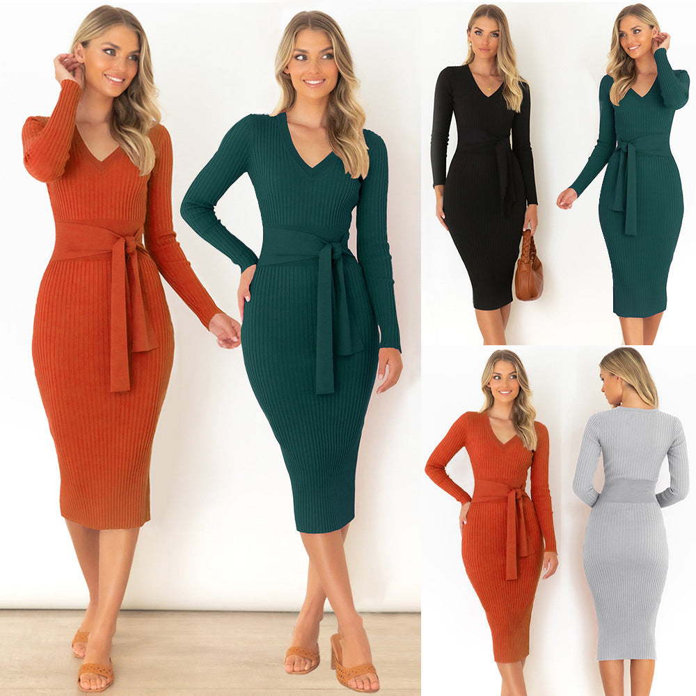 Schmales Kleid mit V-Ausschnitt