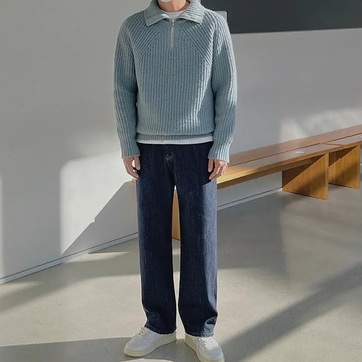 Azurblauer Pullover mit Viertel-Reissverschluss