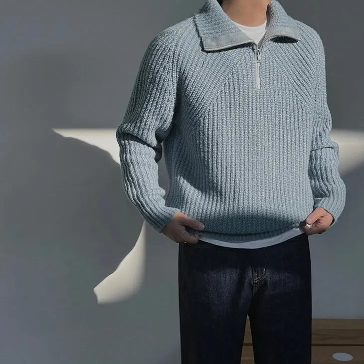 Azurblauer Pullover mit Viertel-Reissverschluss