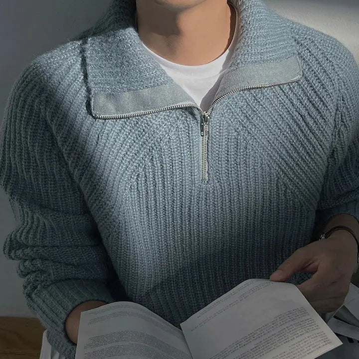 Azurblauer Pullover mit Viertel-Reissverschluss